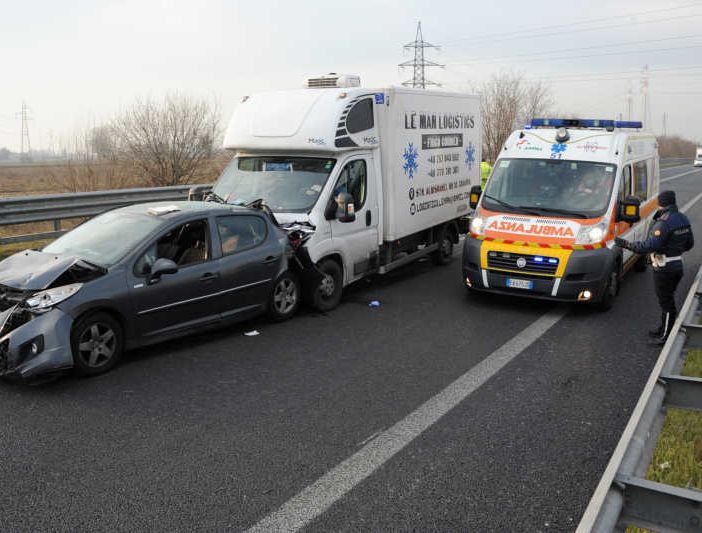 Marcallo – Grave incidente sulla superstrada dell’aeroporto della Malpensa nel tratto privo di spartitraffico centrale tra l’uscita di Mesero sud e l’innesto con la SP ex SS11