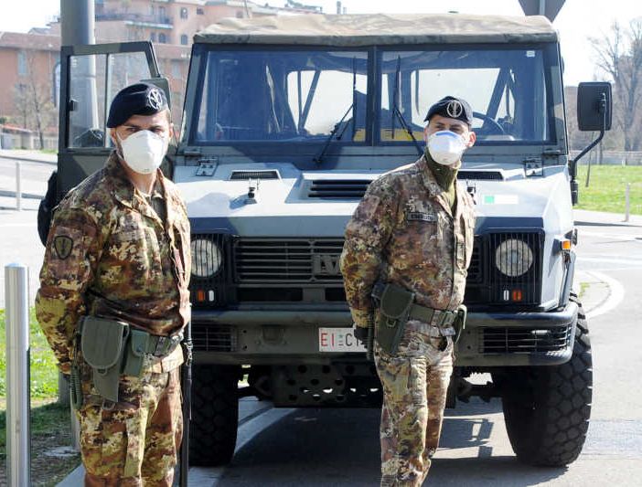 Magenta: arriva l’esercito. Stamani il servizio fuori dalla Posta di via Pusterla
