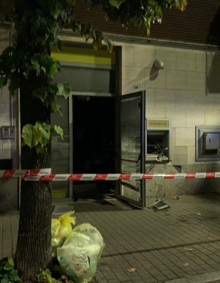 Boato nella notte a Robbio: ignoti fanno esplodere il Postamat, ingenti danni all'ufficio