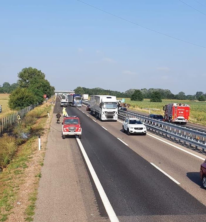 Broni: ultraleggero cade nei pressi dell'autostrada e trancia un cavo della corrente elettrica