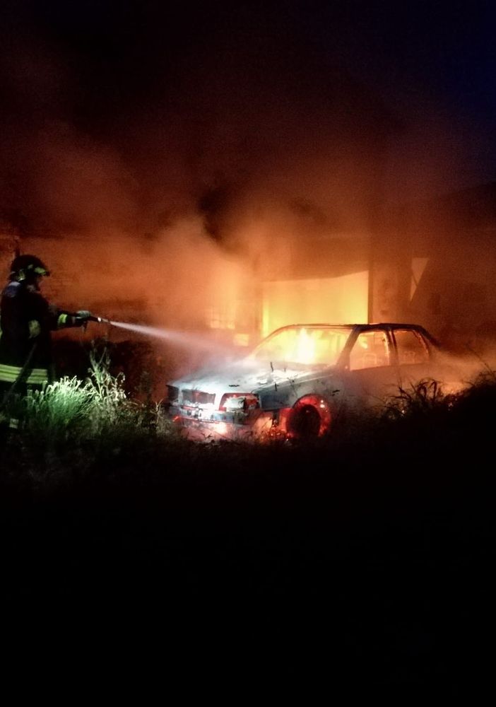 Pieve del Cairo: auto in fiamme alla frazione Gallia, intervengono i vigili del fuoco