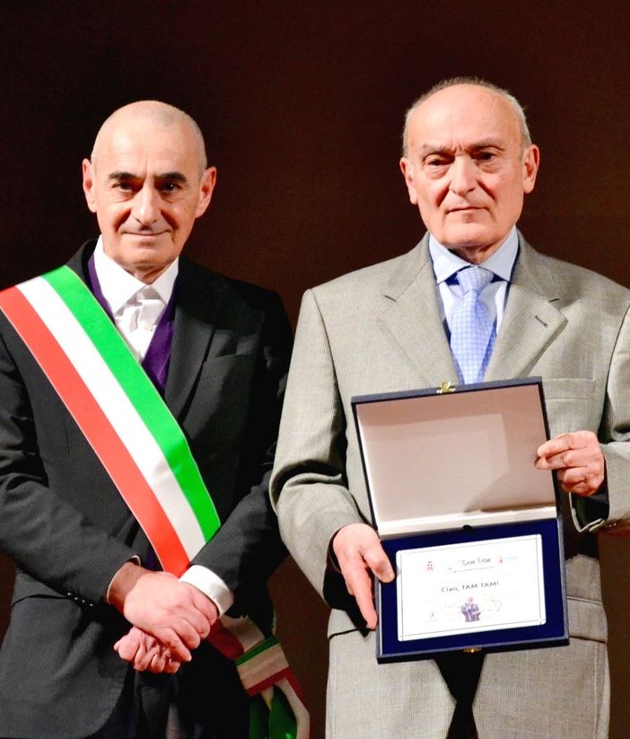 Mede: commozione e festa  per il riconoscimento del sindaco Guardamagna al mensile Tam Tam