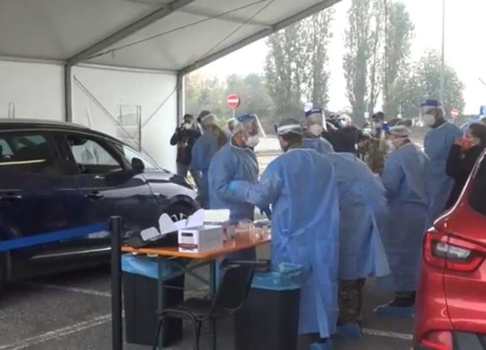 VIDEO. Aperto a Milano il più grande drive through d'Italia: 800 test al giorno senza prenotazione per studenti e personale scolastico