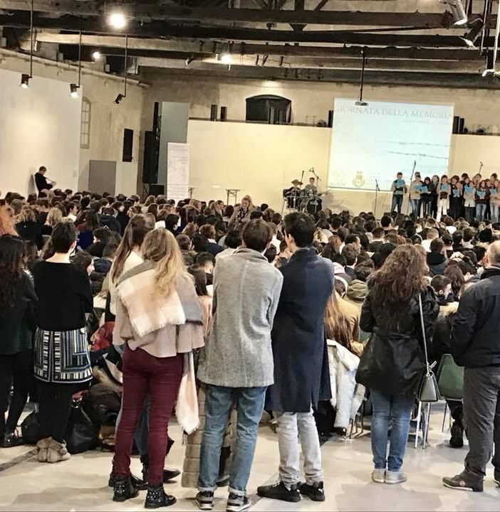 - FOTONOTIZIA - Le scuole medie di Vigevano presenti in Cavallerizza per la Giornata della Memoria