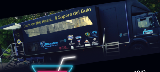 &quot;Dark on the Road&quot;: esperienza al buio su un bus speciale