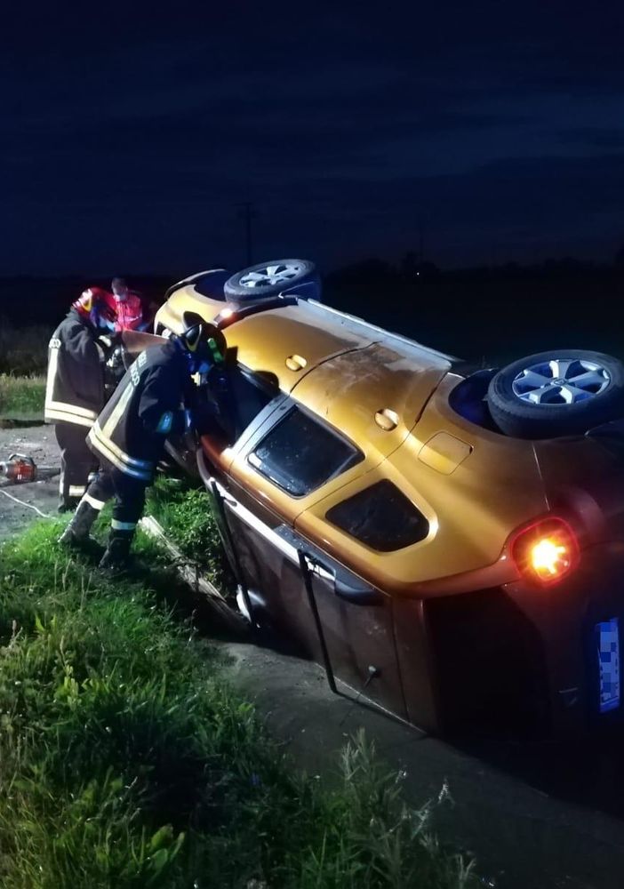 Castelnovetto: esce di strada e si ribalta in un fosso, lievemente ferito un 49enne