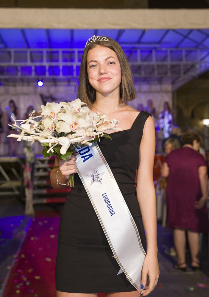 La sedicenne pavese Elisa Bellai incanta Garlasco, ha vinto sabato la semifinale lomellina di “Stella della moda”