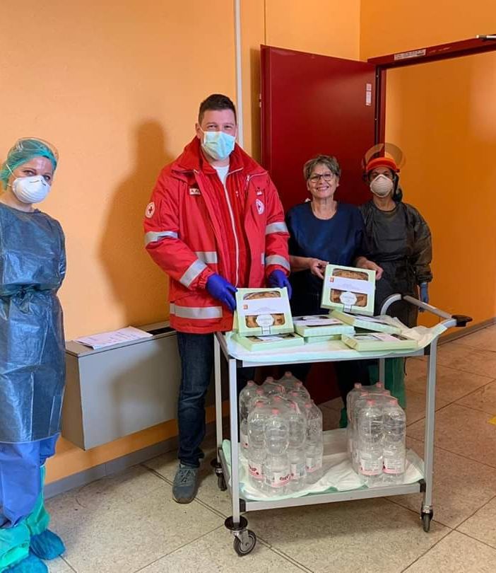 - FOTONOTIZIA- Vigevano: la Croce Rossa dona 360 litri di acqua ai reparti di Pronto Soccorso, Rianimazione e Pgs
