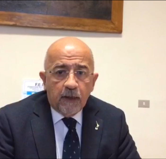 Mortara, il sindaco Facchinotti si sfoga su Facebook:&quot;Ho la vaga sensazione che un sacco di persone stiano giocando con il fuoco, dobbiamo restare a casa. Domani disporrò la chiusura del cimitero&quot;