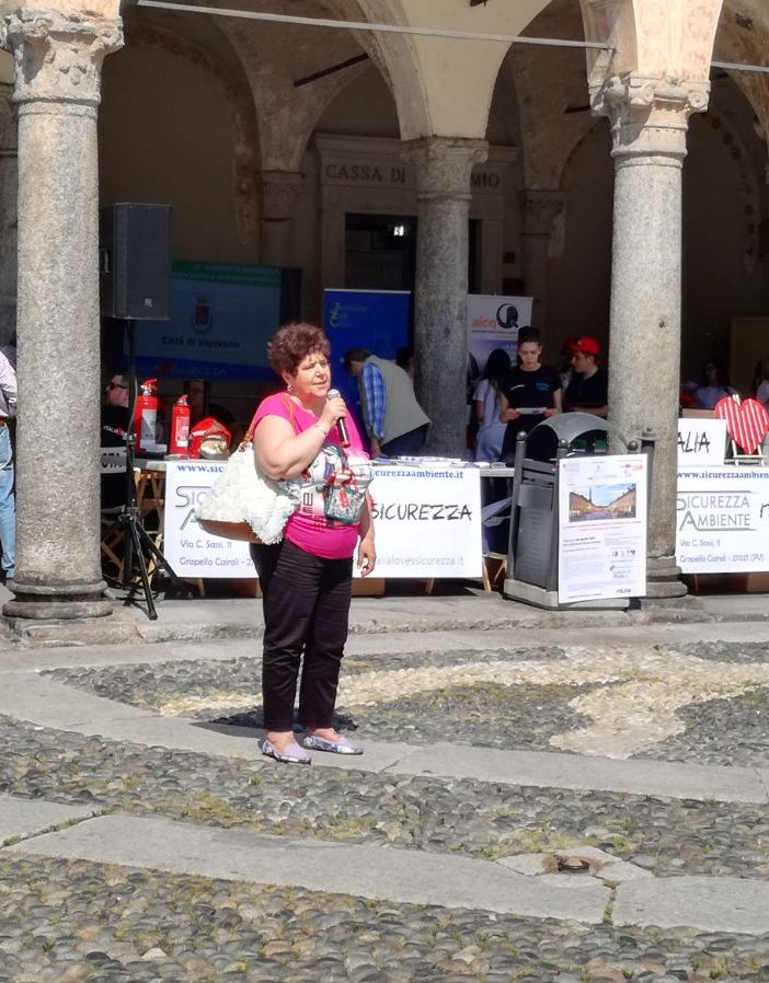 - FOTONOTIZIA - Flashmob per la sicurezza sul lavoro in Piazza Ducale
