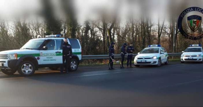 Trecate: forzano il posto di blocco. La Polizia locale li arresta