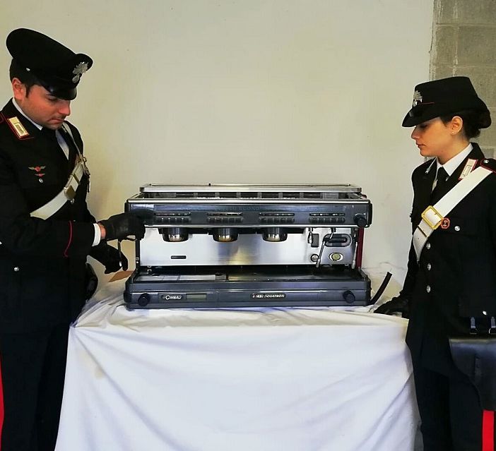 Pavese: ruba una macchinetta del caffè in un bar chiuso, nei guai un 40enne