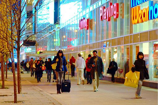 E' il giorno del &quot;Black Friday&quot;, il venerdì nero dello shopping: anche i lomellini a caccia dell'ultimo sconto