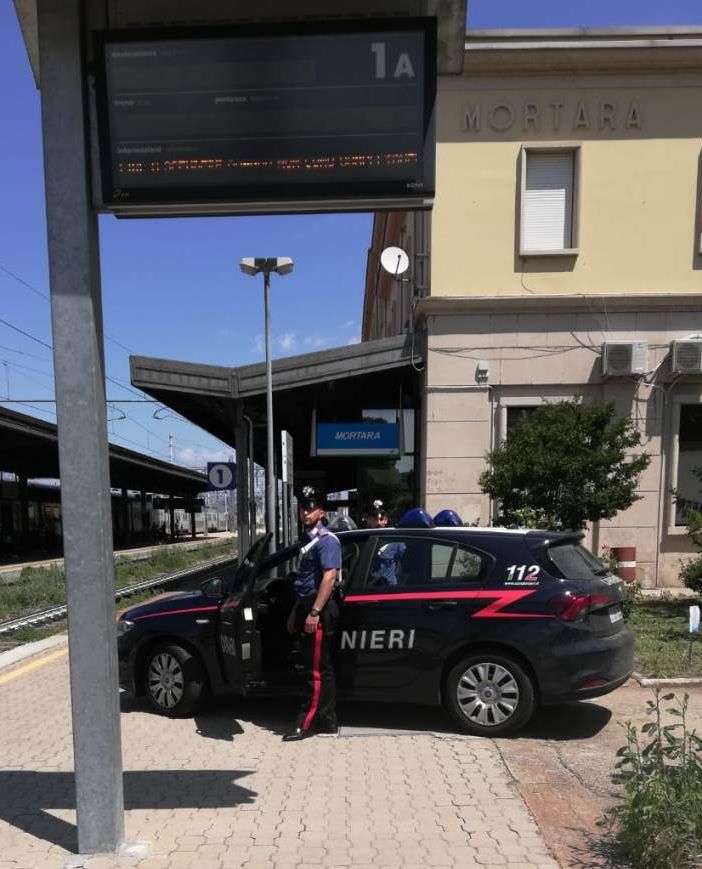 Mortara: ritardano la partenza di un treno mentre vanno al rave party, nei guai nove giovani