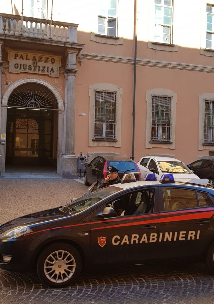 Pavia: rubano alle auto parcheggiate fuori dall'oratorio, arrestate due persone