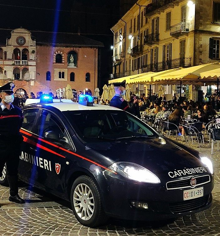 Pavia: richiama i ragazzi che fanno rumore in centro e viene malmenato, nei guai cinque giovani