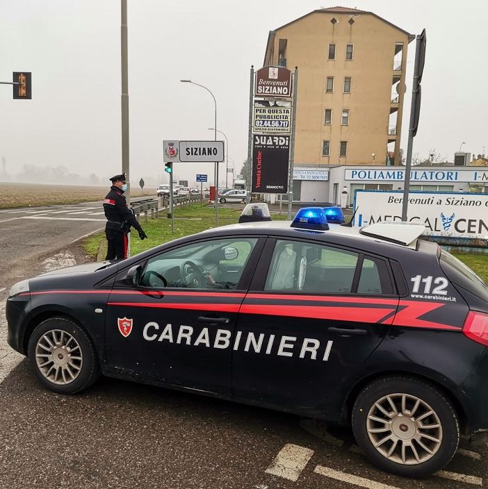 Siziano: tamponano un'auto sulla provinciale 40 per fuggire dai carabinieri, arrestate due persone