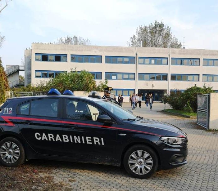 Mortara: blitz dei carabinieri all'istituto Omodeo: trovata droga in uno zaino