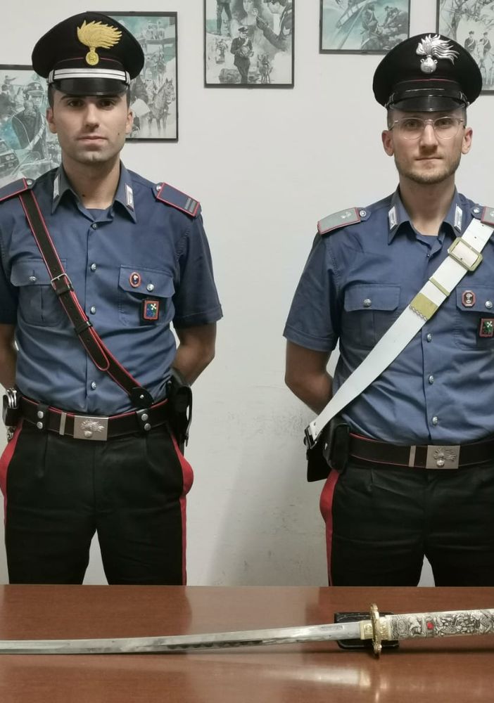 Lomello: minaccia la moglie con una katana da 105 centimetri, denunciato un 50enne