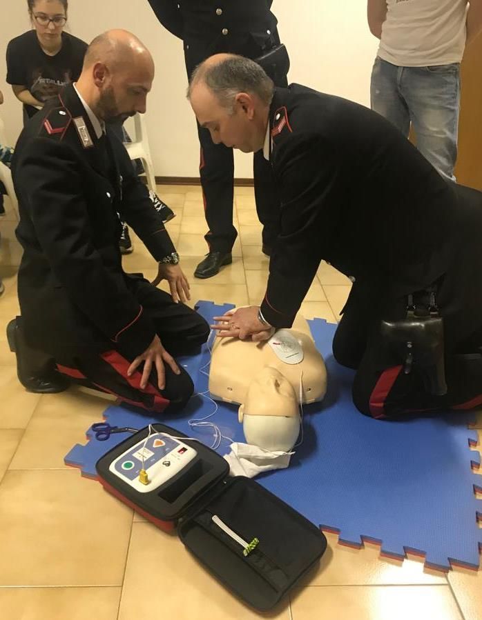 Il comando provinciale dei carabinieri acquista 15 defibrillatori, quattro saranno destinati in Lomellina