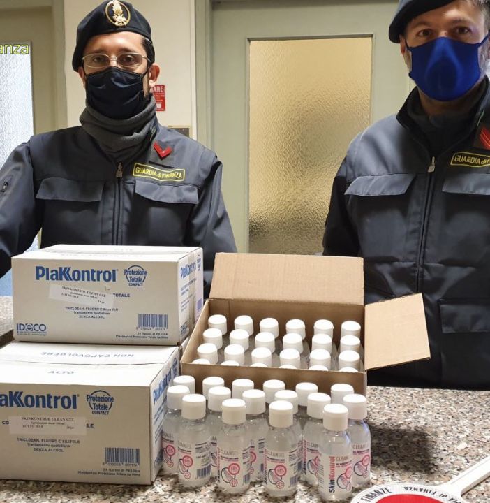 - (VIDEO) - Garlasco: rincari del 300% sul gel igienizzante, denunciato il titolare di una farmacia e materiale sequestrato dalla Guardia di Finanza