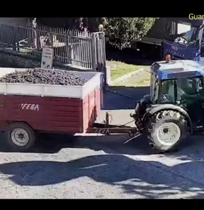- (FOTO-VIDEO) - Vino DOC contraffatto, le immagini del blitz della Guardia di Finanza e Carabinieri a Canneto Pavese
