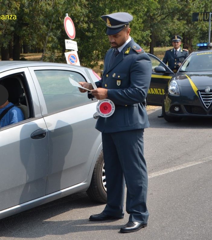 Si erano intestati 100 autovetture come prestanome, smascherati dalla Guardia di Finanza. Uno di loro percepiva il reddito di cittadinanza
