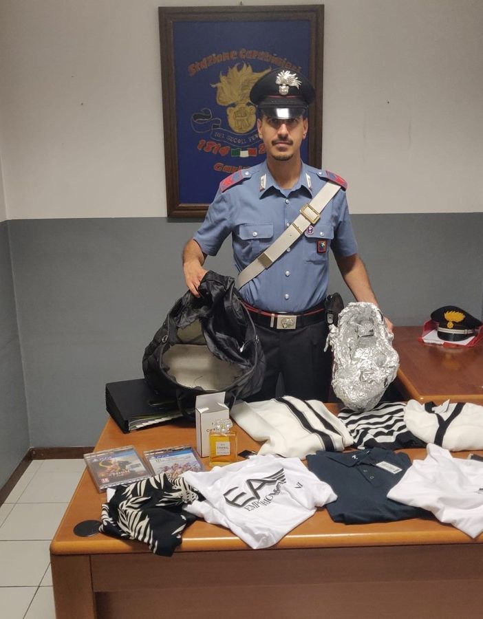 Garlasco: tentano la fuga in auto dopo un furto di capi di abbigliamento, in manette due persone