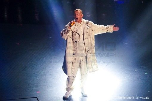 Ghemon sul palco dell'Ariston - foto Duilio Rizzo