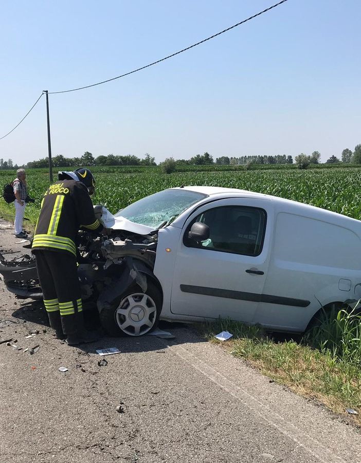 Gambolò: tragico schianto sulla provinciale, muoiono due persone nello scontro fra tre veicoli, due feriti in gravissime condizioni