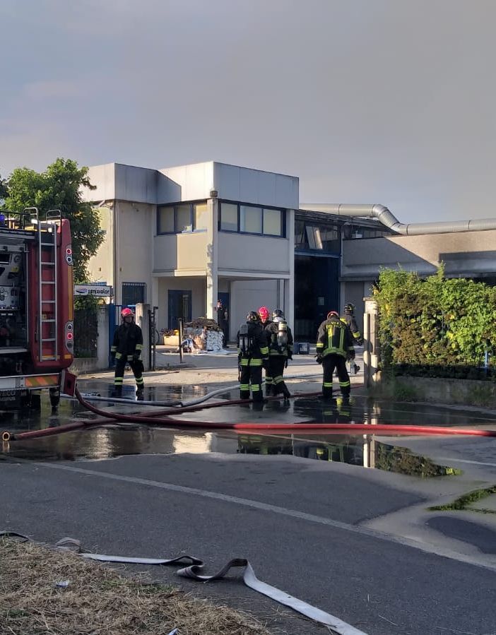 Motta Visconti: rogo in una ditta di vernici e solventi, quattro persone soccorse