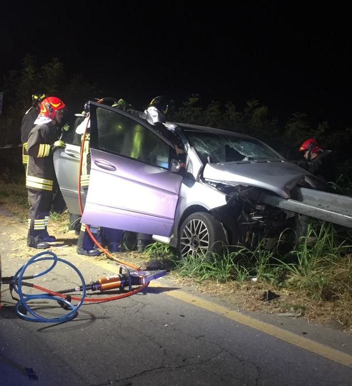 Mezzana Bigli: giovane 26enne muore nell'auto trafitta dal guardrail