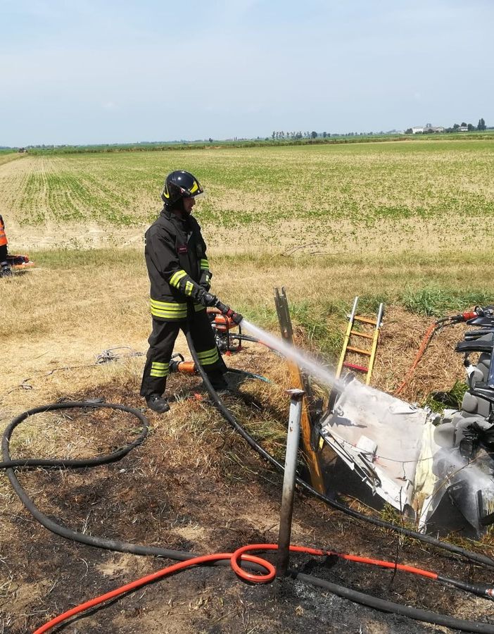 Mortara: finisce nel fosso con l'auto che si incendia, in gravi condizioni un 28enne