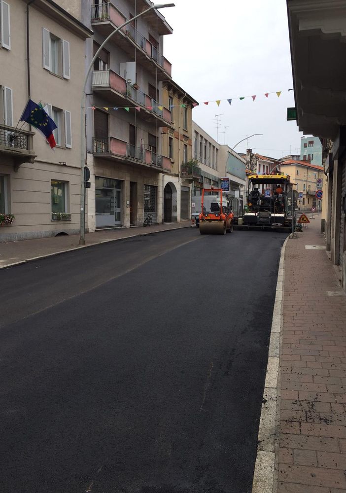 - FOTONOTIZIA - Vigevano: prosegue la stesura dell'asfalto in corso Novara
