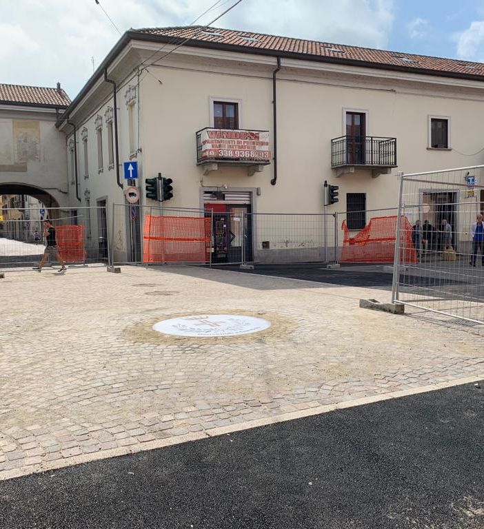 Gambolò, la sicurezza prevale sulle vecchie tradizioni. Rimosso il semaforo sospeso