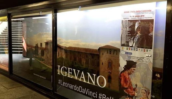 - FOTONOTIZIA - alla fermata della metropolitana Duomo di Milano, presenti due totem sulla prossima edizione del Palio delle Contrade
