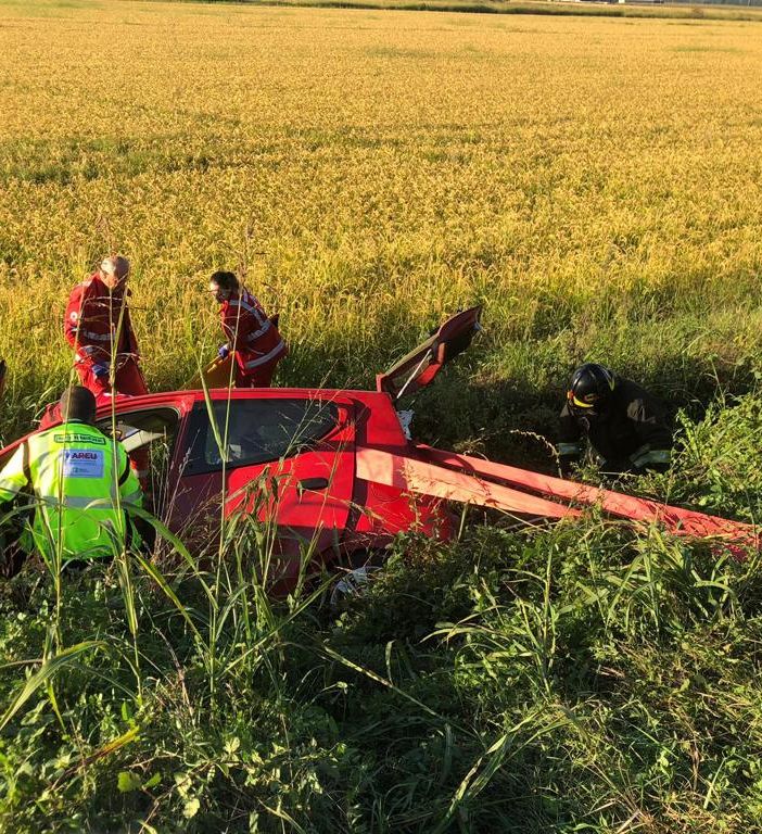 Lomello: esce di strada con l'auto, donna 70enne in gravi condizioni