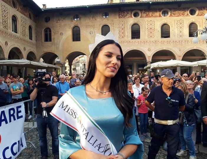 (FOTOGALLERY) Vigevano: bagno di folla in piazza Ducale per Carolina Stramare