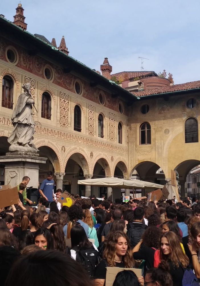 (FOTOGALLERY) - Vigevano: le immagini del Fridays for Future in piazza Ducale e per le vie cittadine
