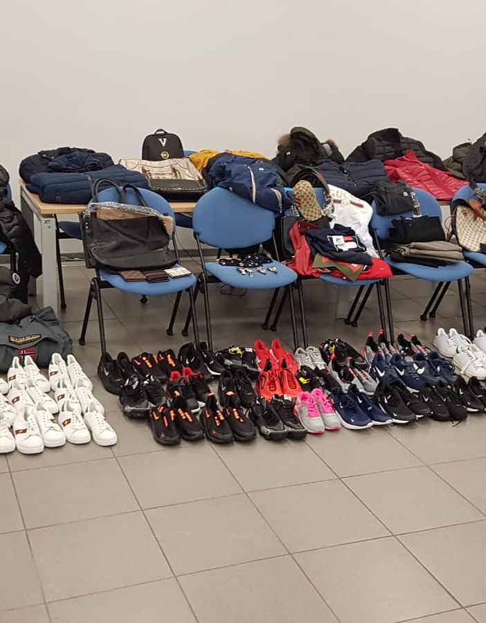 Vigevano: blitz della polizia locale scoperto un magazzino di merce contraffatta, denunciati due uomini