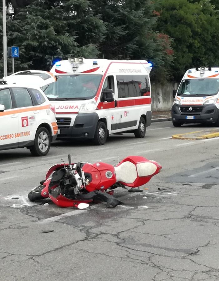 Vigevano: scontro fra auto e moto in corso Di Vittorio, coinvolte tre persone