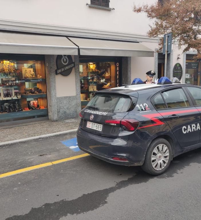 Garlasco: tenta la rapina in gioielleria camuffato con lenti a contatto e capelli colorati, in manette un 29enne