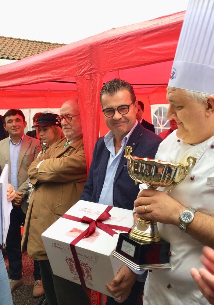 Gambolò, lo chef vigevanese Davide Aguzzi vince la prima edizione di “Stendardo e Cucchiaio”. In giuria Carrara e Raspelli