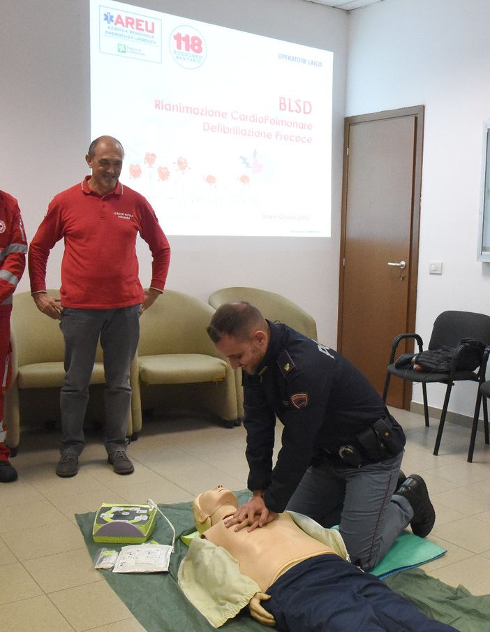 Vigevano: consegnato un defibrillatore al commissariato di polizia di Stato