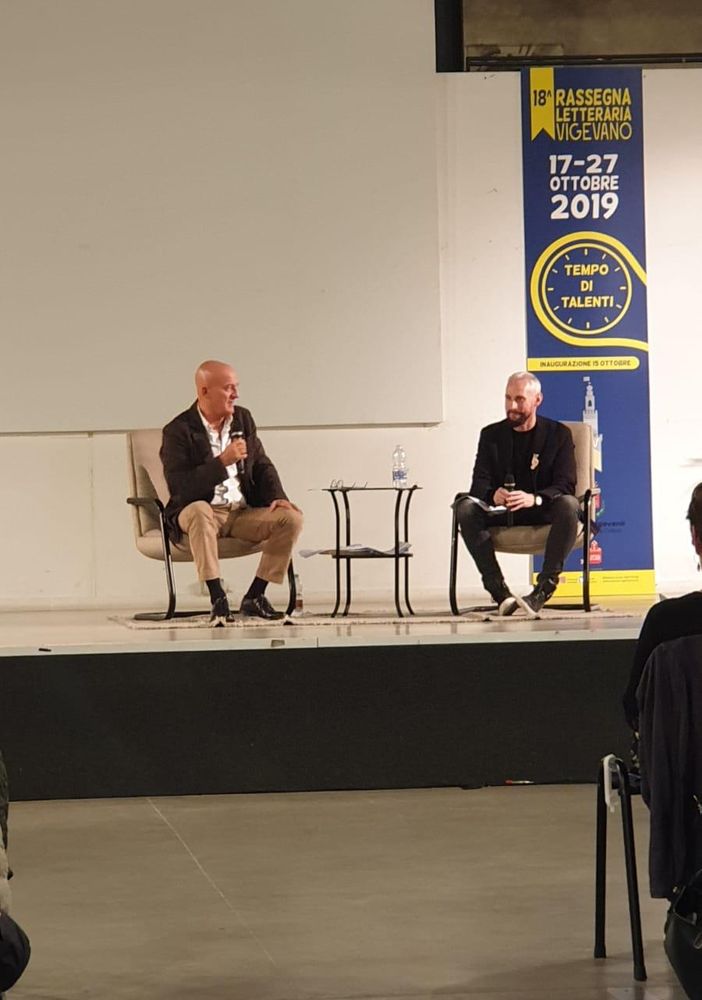 Vigevano, ventata di umorismo e divertimento alla Rassegna Letteraria grazie a Bisio e Baccomo