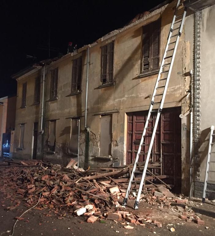 Lomello: crolla parte di un tetto in via Roma, nessun ferito, ma attimi di paura