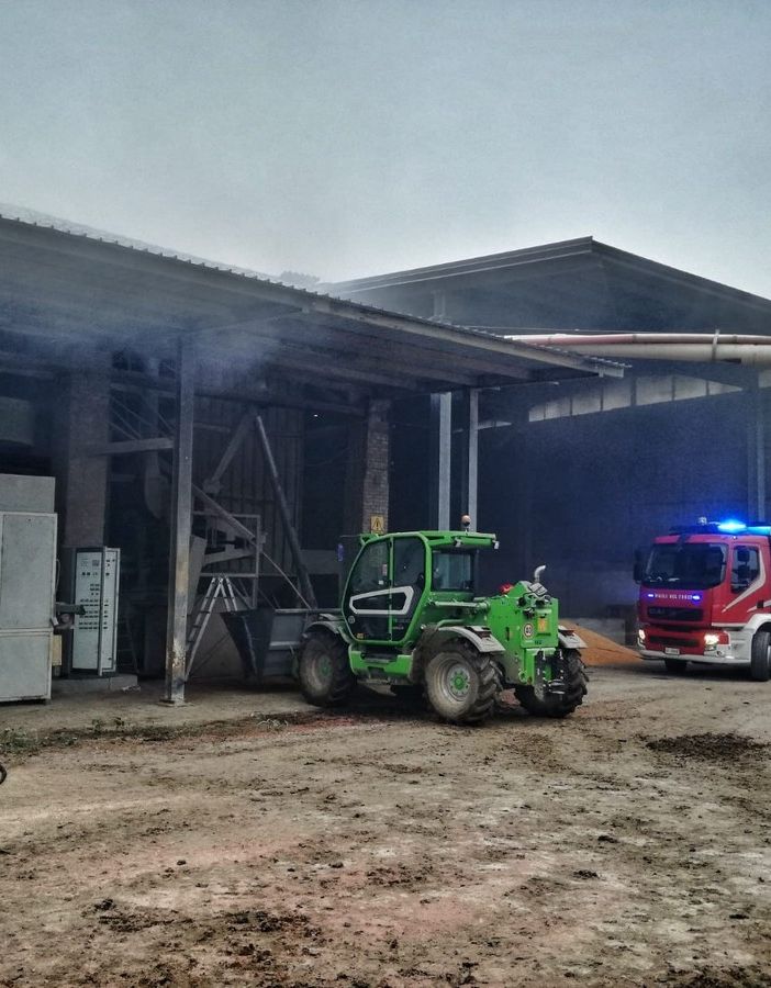 Mede: in fiamme un essiccatoio in via Frati, intervengono i vigili del fuoco