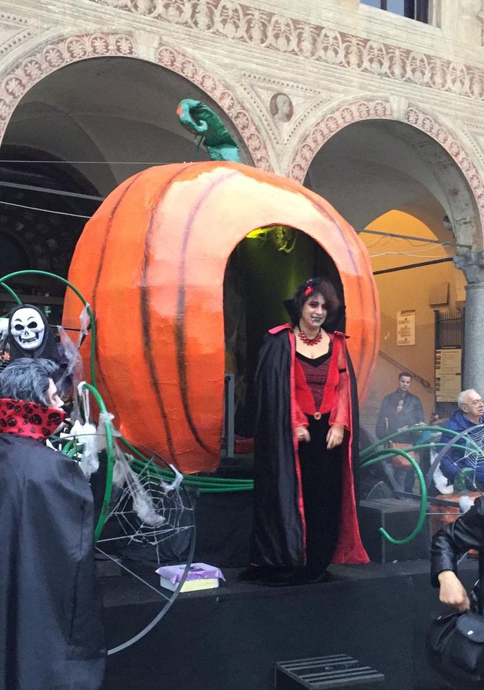 - (FOTOGALLERY) - Vigevano, tutti in costume per Halloween. Bambini ed adulti in piazza Ducale