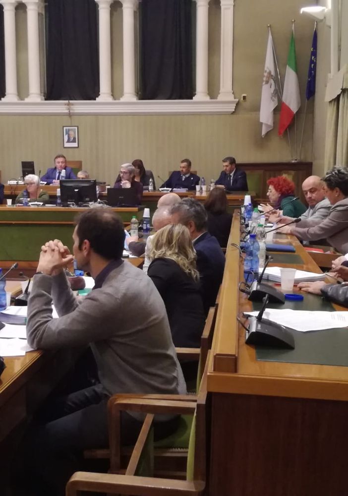 Vigevano, il consiglio: pareggio sull’Md, la maggioranza va sotto sulle mense