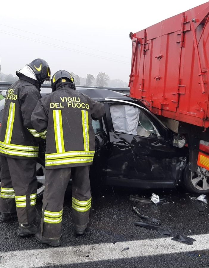 Oltrepò: tamponamento fra auto e camion sull'autostrada Torino-Piacenza, i vigili del fuoco intervengono per mettere in sicurezza un'autovettura
